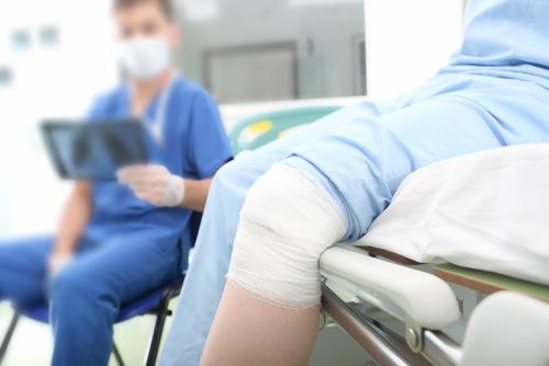 urgent care patient receiving knee pain treatment