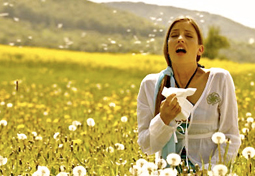 It might seem like a cold at first, but with over half (54.6%) of U.S. residents estimated to test positive for at least one or more allergens, that stuffy nose might actually be allergies. Since it can be hard to tell, here’s what you need to know about seasonal allergies, and what can be done